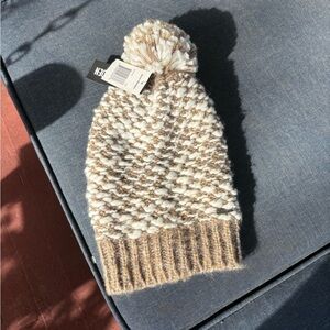 Steve Madden beanie hat one size color tan and white crochet design